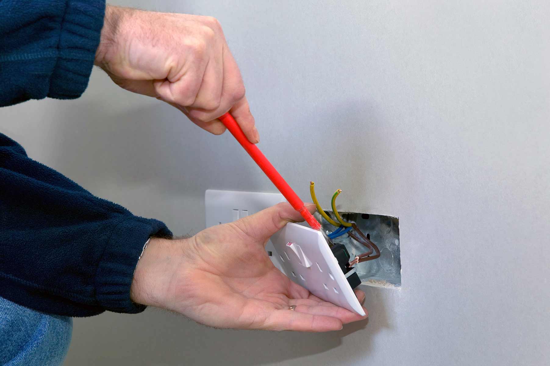 Our electricians can install plug sockets for domestic and commercial proeprties in Headington and the local area. 